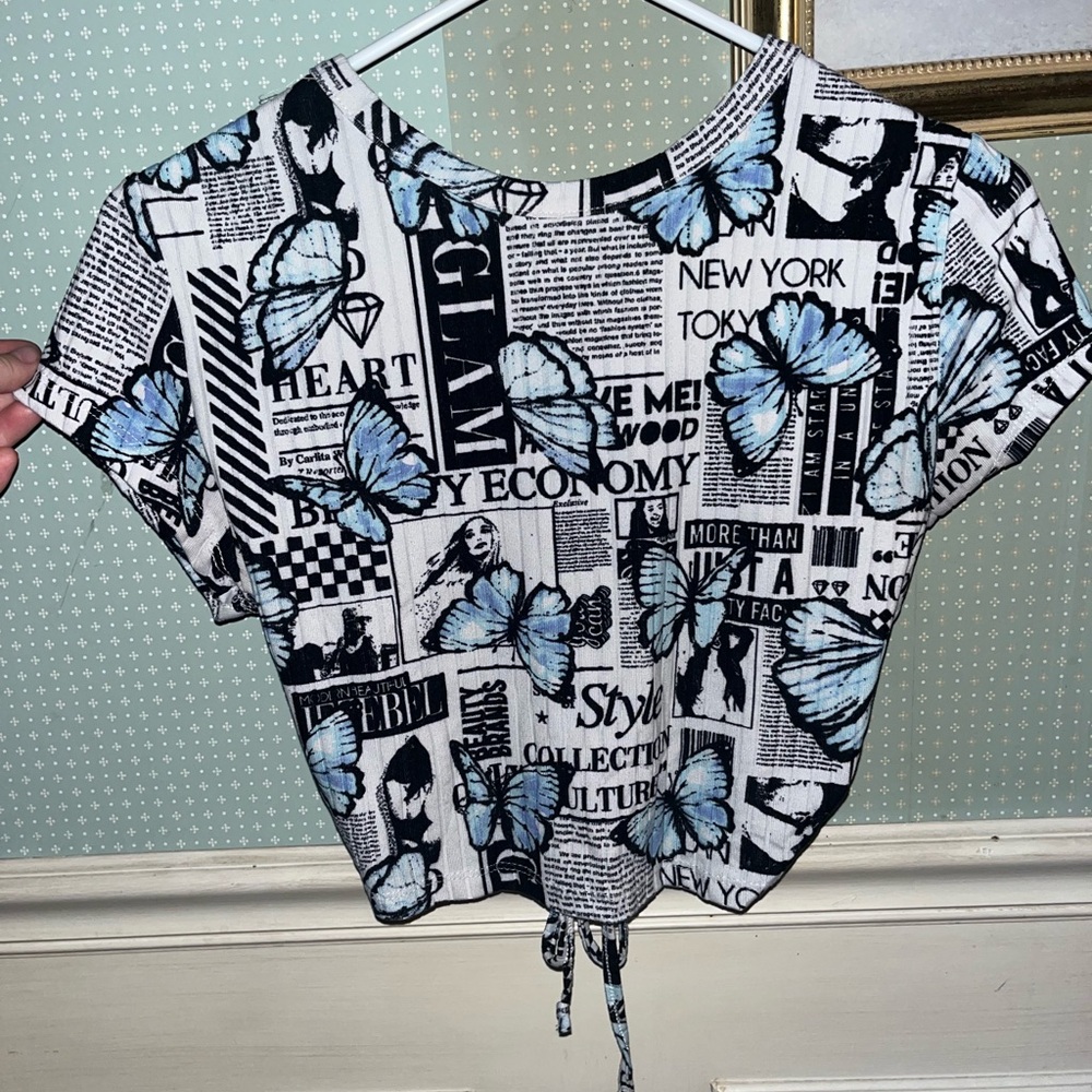 Rue21 Blue Butterfly Print Short Sleeve Crop Top